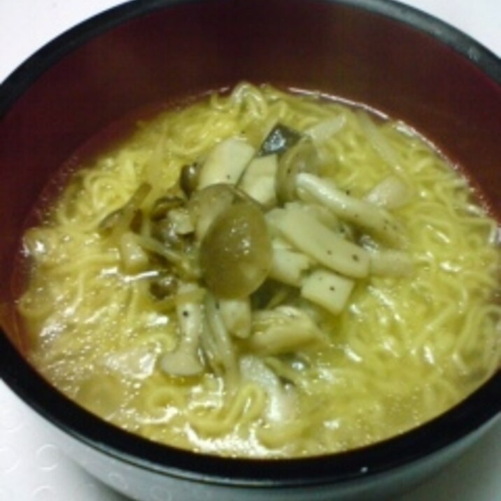 きのこ入りインスタント塩ラーメン